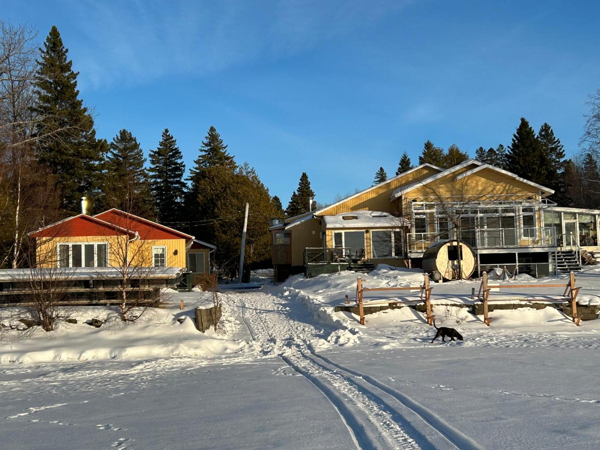 Auberge Et Chalets Sur Le Lac Лак-Меґантік Екстер'єр фото